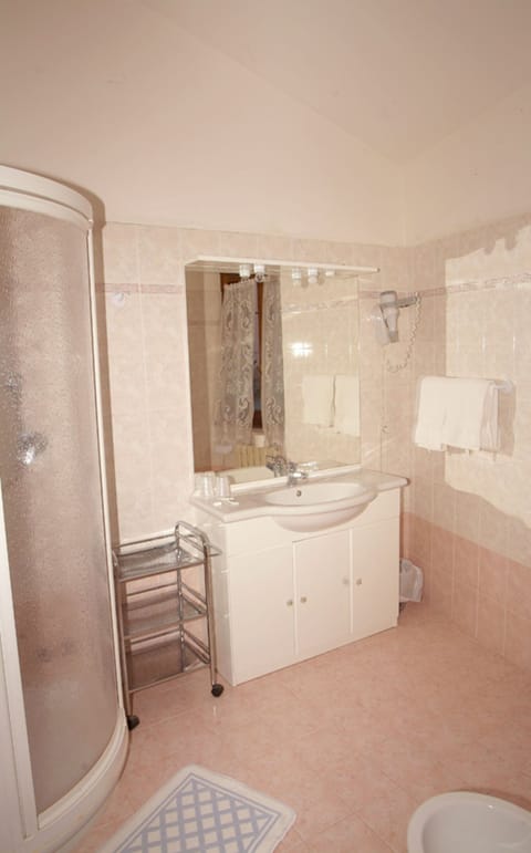 Classic Triple Room | Bathroom | Free toiletries, hair dryer, bidet, towels