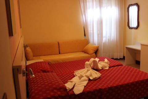 Classic Triple Room | In-room safe, desk, free WiFi, bed sheets