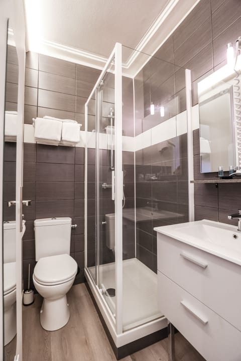 Standard Double Room, Ensuite | Bathroom