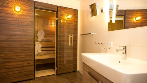 Superior Room with Sauna | Bathroom | Free toiletries, hair dryer, towels