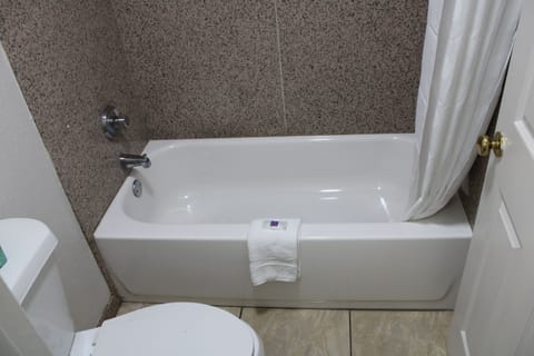 Deluxe Room, 1 King Bed, Non Smoking | Bathroom | Free toiletries, hair dryer, towels