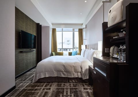 Premium King Room | Premium bedding, minibar, in-room safe, desk