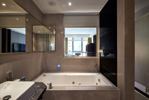 Premium King Room | Bathroom | Free toiletries, hair dryer, bathrobes, slippers