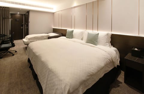 Executive Triple Room | Down comforters, free minibar, in-room safe, desk