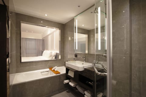 Junior Room | Bathroom | Combined shower/tub, free toiletries, hair dryer, bathrobes