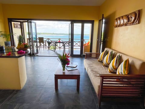 Oceanfront One Bedroom Suite | Living area