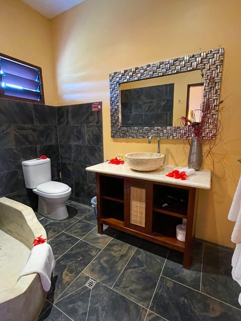 Oceanfront One Bedroom Suite | Bathroom | Shower, free toiletries, hair dryer, towels