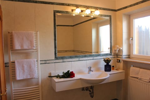 Junior Suite | Bathroom | Shower, rainfall showerhead, free toiletries, hair dryer