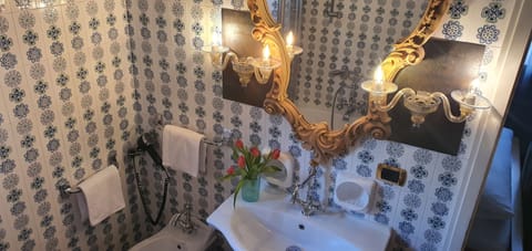 Classic Single Room | Bathroom | Shower, rainfall showerhead, free toiletries, hair dryer