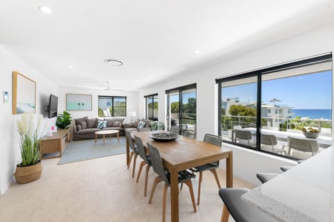 Panoramic Apartment, Multiple Beds, Balcony, Ocean View | Dining room