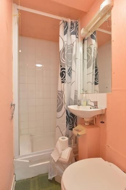 Family Room | Bathroom | Shower, free toiletries, towels