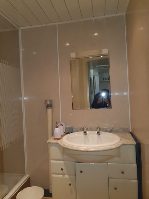 Standard Single Room, 1 Twin Bed, Garden View | Bathroom | Shower, free toiletries, towels