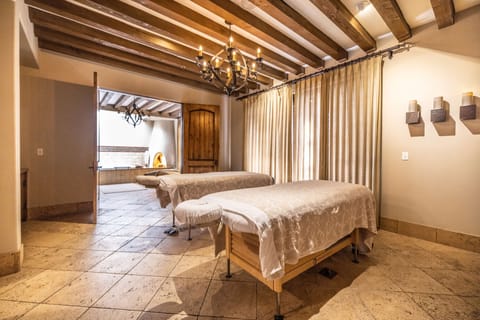 Couples treatment rooms, sauna, spa tub, body treatments