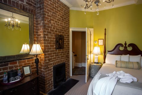 Main House Queen - Lee Room | Premium bedding, in-room safe, individually decorated