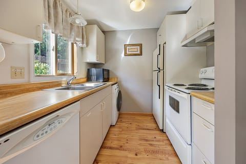 Abigail’s Cottage, 2 Bedroom, Full Kitchen, 1 Queen & 2 Twin Beds | Private kitchen | Fridge, coffee/tea maker, dining tables