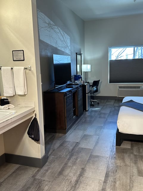 Basic Room | Premium bedding, desk, laptop workspace, blackout drapes