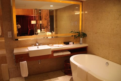 Executive Room, 1 King Bed | Bathroom | Eco-friendly toiletries, hair dryer, bathrobes, slippers