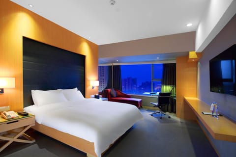 Deluxe Room, 1 King Bed | Minibar, in-room safe, desk, blackout drapes