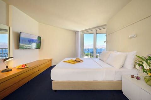 Deluxe Room, Balcony, Tower | Hypo-allergenic bedding, minibar, in-room safe, desk