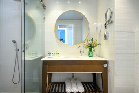 Superior Room | Bathroom | Hair dryer, towels