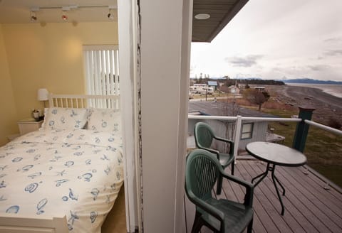 Bluffview Lodge Rm 29 (Room with 1 Queen and 1 Double, upstairs) | Balcony