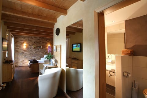 Deluxe Room (Balance) | Living area | Flat-screen TV