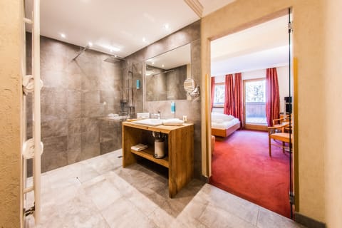 Comfort Room (Alpenrose) | Bathroom | Free toiletries, hair dryer, bathrobes, towels