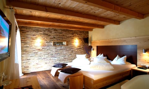 Deluxe Room (Balance) | Hypo-allergenic bedding, in-room safe, individually decorated