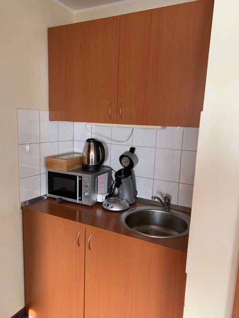 Hypo-allergenic bedding, in-room safe, desk, laptop workspace