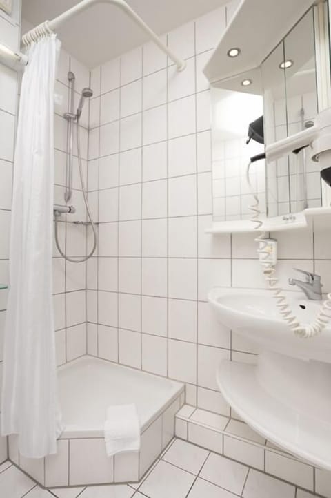 Comfort Double Room | Bathroom | Shower, hair dryer, towels