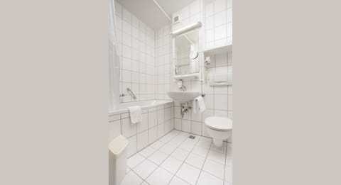 Comfort Double Room | Bathroom | Shower, hair dryer, towels