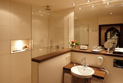 Classic Double Room | Bathroom | Shower, rainfall showerhead, free toiletries, hair dryer