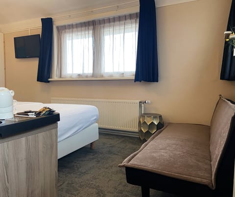 Basic Triple Room | Free minibar, desk, free WiFi, bed sheets