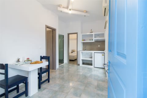 Apartment, 2 Bedrooms, Hot Tub | Private kitchenette | Mini-fridge, stovetop, cookware/dishes/utensils