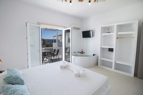 Apartment, 1 Bedroom, Hot Tub (Hot Tub indoor or outdoor) | Free WiFi, bed sheets