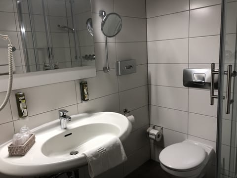 Comfort Double Room, Balcony | Bathroom | Shower, free toiletries, hair dryer, towels