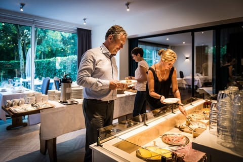 Free daily buffet breakfast