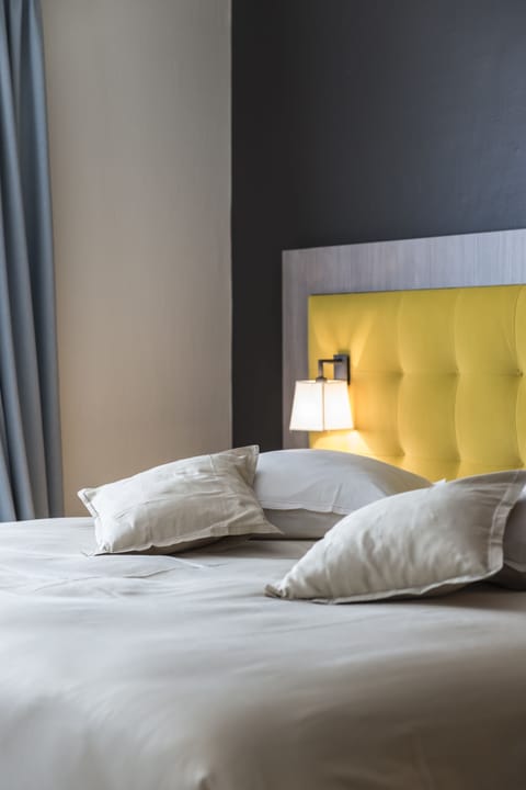 Suite | In-room safe, blackout drapes, soundproofing, iron/ironing board