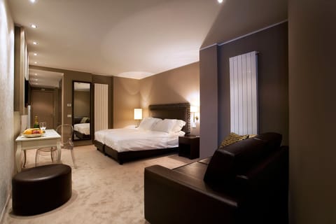 Premium bedding, in-room safe, desk, blackout drapes