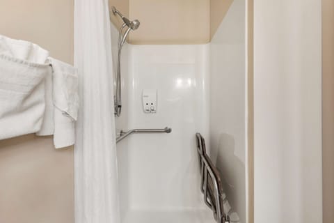 Combined shower/tub, free toiletries, hair dryer, towels