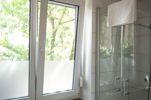 Single Room | Bathroom | Shower, free toiletries, hair dryer, towels