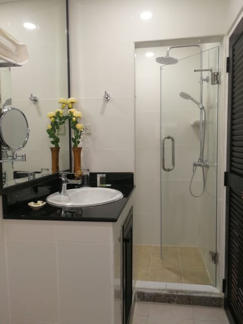 Superior Double Room | Bathroom | Shower, free toiletries, hair dryer, slippers