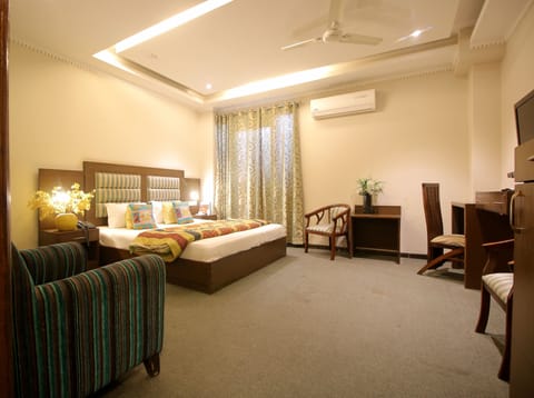 Grand Double Room, 1 Queen Bed, Smoking, City View | 1 bedroom, minibar, in-room safe, individually decorated