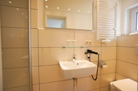 Classic Double Room | Bathroom | Shower, free toiletries, hair dryer, towels