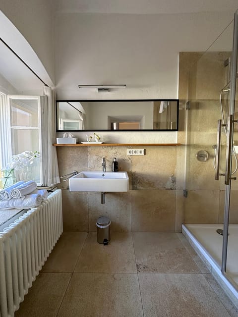 Single Room | Bathroom | Hair dryer, towels, soap, shampoo