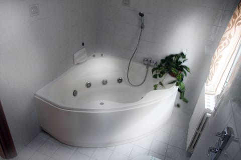 Jetted tub