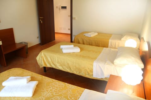 Triple Room, Shared Bathroom | Premium bedding, desk, iron/ironing board, rollaway beds