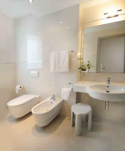 Deluxe Double Room (PLUS) | Bathroom | Shower, free toiletries, hair dryer, bidet