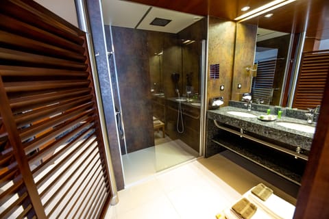 Superior Double or Twin Room, Marina View | Bathroom | Free toiletries, hair dryer, towels