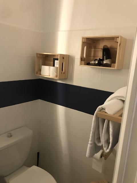 Triple Room | Bathroom | Shower, free toiletries, hair dryer, towels